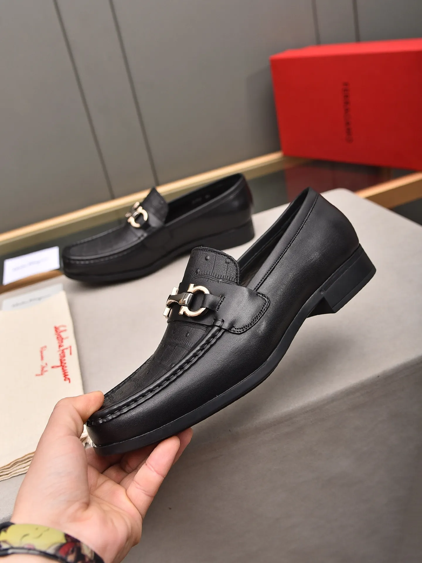 Men's shoes 💰: 460 [Original running volume and quality] Brand: Ferragamo (Ferragamo) Size: Men's size 38/44 (45 can be customized) Grade: Same style as the official website High-end quality men's shoes Material: Original first-layer calfskin Water-dyed cowhide lining Original outsole Style categories: Men's fashion formal business casual leather shoes Slip-on men's high-top series Young fashion European and American trends British style Casual matching Comfortable on the feet